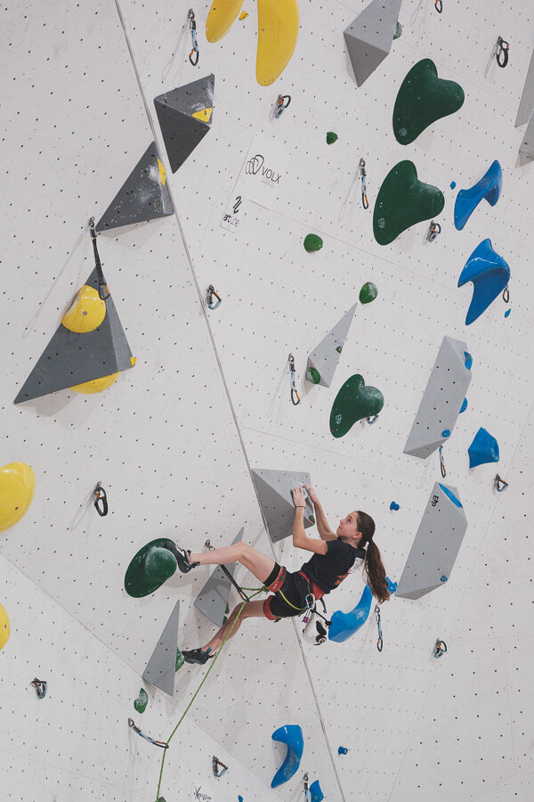 Photo d'une grimpeuse Adrénaline Escalade en compétition