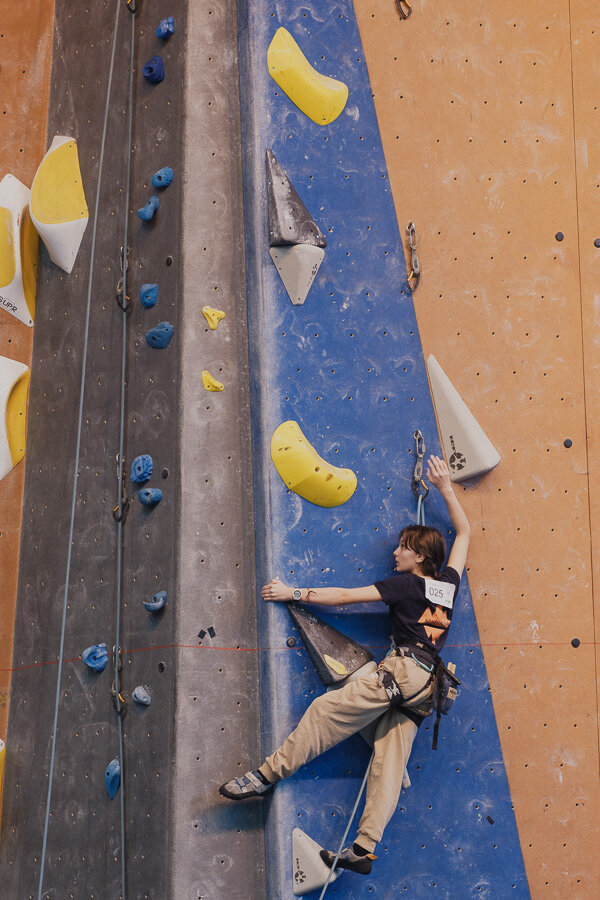 Photo d'une grimpeuse Adrénaline Escalade en compétition