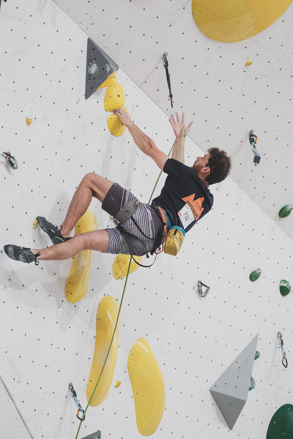 Photo d'un grimpeur Adrénaline Escalade en compétition