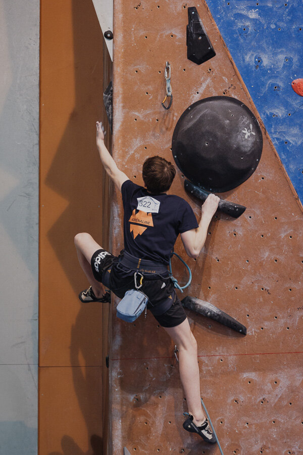 Photo d'un grimpeur Adrénaline Escalade en compétition