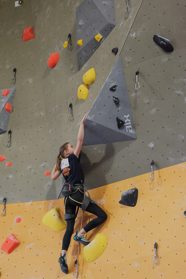 Photo d'une grimpeuse Adrénaline Escalade en compétition