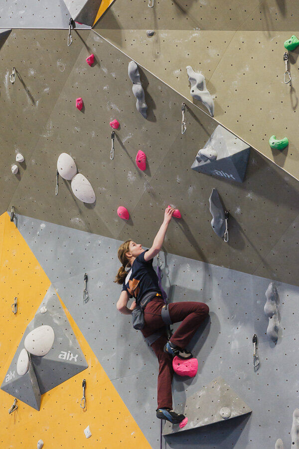 Photo d'une grimpeuse Adrénaline Escalade en compétition